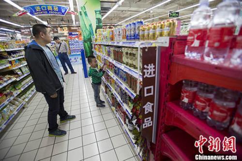 資料圖：民眾在超市選購進(jìn)口商品。 <a target='_blank' href='http://www.chinanews.com/'>中新社</a>記者 張云 攝