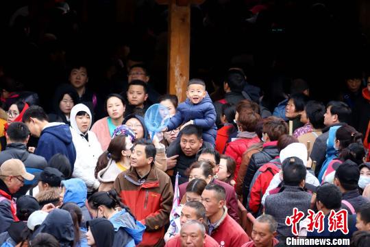 前來觀雪、賞花、爭睹山岳經(jīng)典峰林仙境的游客人山人海 王中舉 攝