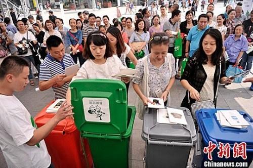 資料圖：圖為市民參與“丟垃圾”游戲，培養(yǎng)垃圾分類(lèi)意識(shí)。鐘欣 攝