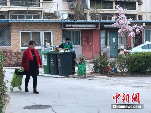 某小區(qū)內，垃圾分類志愿者在進行作業(yè)。<a target='_blank' href='http://www.chinanews.com/' >中新網</a> 吳濤 攝