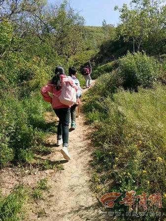 108國道周至段塌方路斷了半年未修 百姓出行靠爬山