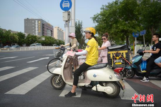 資料圖：外賣騎手正在送餐。<a target='_blank' href='http://www.chinanews.com/' >中新網(wǎng)</a>記者 富宇 攝