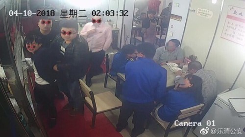 逃犯飯館跟妹子吹牛 正撞見(jiàn)11名便衣警察下班吃飯