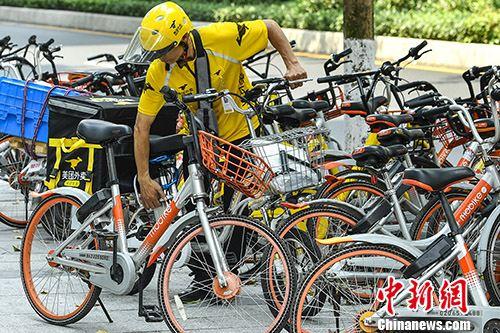 4月4日，美團(tuán)外賣員與摩拜單車。當(dāng)日，美團(tuán)與摩拜聯(lián)合宣布，已經(jīng)簽署美團(tuán)全資收購摩拜的協(xié)議，交易完成后，摩拜單車將保持品牌和運(yùn)營的獨(dú)立。 <a target='_blank' href='http://www.chinanews.com/'>中新社</a>記者 陳驥旻 攝