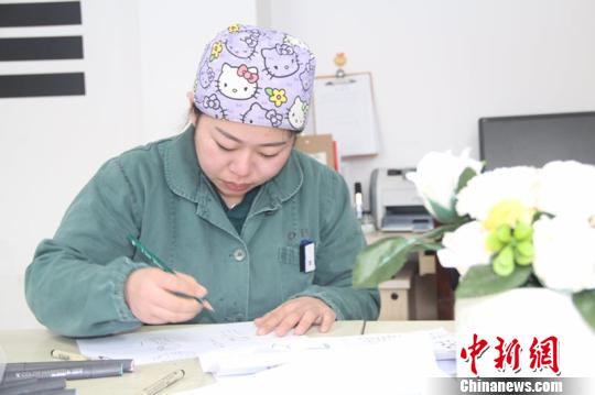 90后護士陳蓉菁用業(yè)余時間創(chuàng)作了13幅卡通漫畫 朱捷 攝