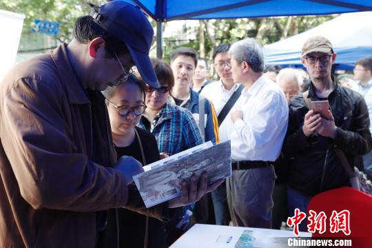 郵迷正在觀看《紅樓夢(mèng)系列畫稿冊(cè)》。　殷立勤 攝