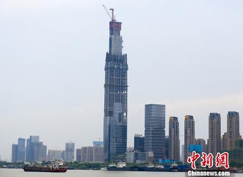 資料圖：正在建設(shè)中的武漢綠地中心。<a target='_blank' href='http://www.chinanews.com/'>中新社</a>記者 張暢 攝