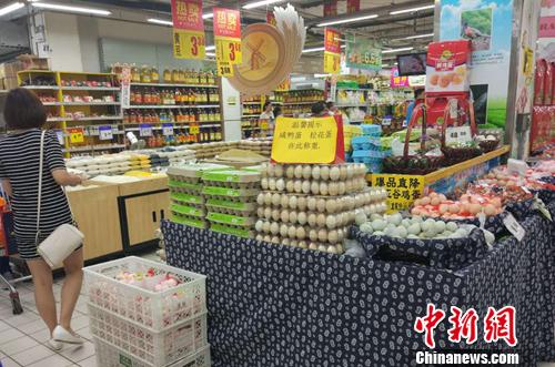 市民在超市里購物。<a target='_blank' href='http://www.chinanews.com/' >中新網(wǎng)</a>記者 李金磊 攝