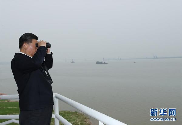 4月26日下午，中共中央總書記、國家主席、中央軍委主席習(xí)近平在武漢主持召開深入推動長江經(jīng)濟(jì)帶發(fā)展座談會并發(fā)表重要講話。這是座談會前，習(xí)近平于25日下午在岳陽城陵磯水文站考察。3