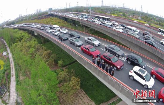 資料圖：高速路上的車流。 <a target='_blank' href='http://www.chinanews.com/'>中新社</a>記者 殷立勤 攝