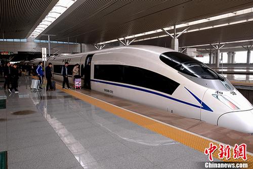 資料圖：旅客準(zhǔn)備乘坐高鐵出行。 <a target='_blank' href='http://www.chinanews.com/'>中新社</a>記者 王中舉 攝