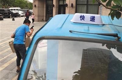  5月5日，北京亦莊，一輛快遞三輪車上安裝了寫有“快遞”字樣的專用燈。新京報記者 吳江 攝