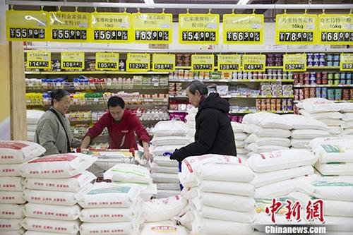 資料圖：民眾正在超市購買面粉。
<a target='_blank' href='http://www.chinanews.com/'>中新社</a>記者 張云 攝