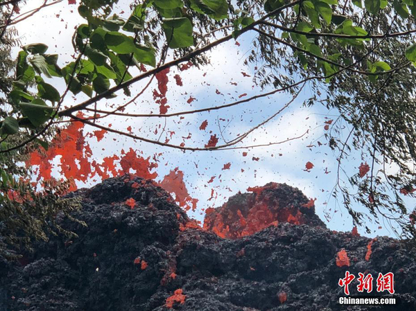 夏威夷火山持續(xù)噴發(fā) 再現(xiàn)新裂縫3