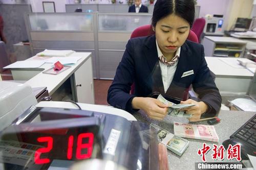 資料圖：山西太原，銀行工作人員清點(diǎn)貨幣。<a target='_blank' href='http://www.chinanews.com/'>中新社</a>記者 張?jiān)?攝