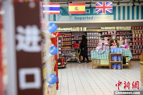 資料圖：民眾在超市選購進口食品。 <a target='_blank' href='http://www.chinanews.com/'>中新社</a>記者 張云 攝