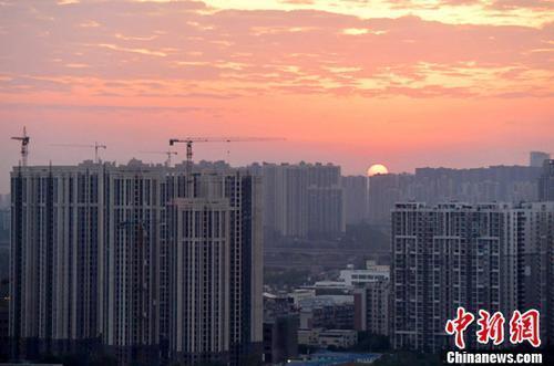 資料圖：圖為成都城區(qū)一角，太陽正從東方升起。<a target='_blank' href='http://www.chinanews.com/'>中新社</a>記者 劉忠俊 攝