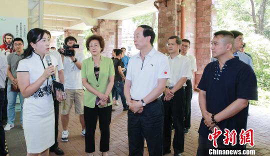 龍華區(qū)宣傳部副部長、文體局局長付妍向趙勇一行介紹“龍華模式” 索有為 攝