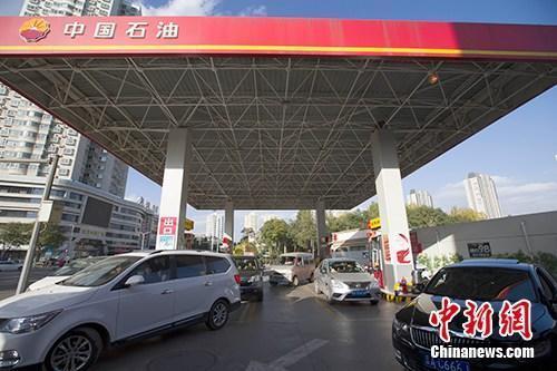 資料圖：車輛正在加油站加油。<a target='_blank' href='http://www.chinanews.com/'>中新社</a>記者 張云 攝