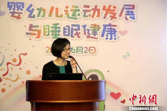 一婦嬰婦幼保健部主任花靜表示，幼兒期和學(xué)齡前階段是視覺和大腦發(fā)育的關(guān)鍵時(shí)期和可塑階段?！≤窡?攝