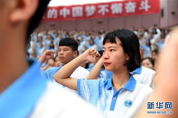 5月24日，上合青島峰會會議志愿者在出征儀式上宣誓