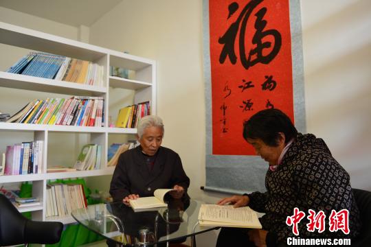 圖為兩位老年人正在日間照料中心閱讀書籍。資料圖 丁洪 攝