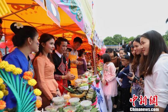 中國(guó)僑網(wǎng)貴州民族大學(xué)第二屆國(guó)際美食節(jié)活動(dòng)現(xiàn)場(chǎng)。　瞿宏倫　攝