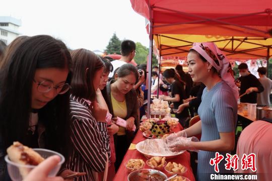 貴州民族大學(xué)第二屆國(guó)際美食節(jié)活動(dòng)現(xiàn)場(chǎng)?！■暮陚?攝