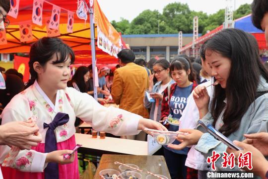 貴州民族大學(xué)第二屆國(guó)際美食節(jié)活動(dòng)現(xiàn)場(chǎng)?！■暮陚?攝