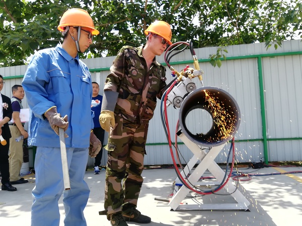 中國航天科工集團第六研究院的工人師傅現(xiàn)場演示高性能工業(yè)切割燃氣切割鋼管