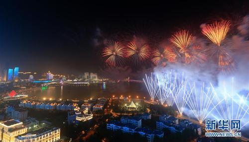 　　6月9日至10日，上海合作組織青島峰會(huì)在山東青島召開。這是9日晚在青島舉行的《有朋自遠(yuǎn)方來(lái)》燈光焰火藝術(shù)表演。 新華社發(fā)（王南 攝）