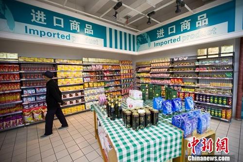 資料圖：民眾正在超市挑選進(jìn)口商品。 <a target='_blank' href='http://www.chinanews.com/'>中新社</a>記者 張云 攝