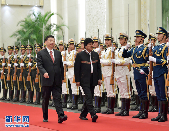 6月19日，國(guó)家主席習(xí)近平在北京人民大會(huì)堂同玻利維亞總統(tǒng)莫拉萊斯舉行會(huì)談。這是會(huì)談前，習(xí)近平在人民大會(huì)堂北大廳為莫拉萊斯舉行歡迎儀式。新華社記者殷博古攝