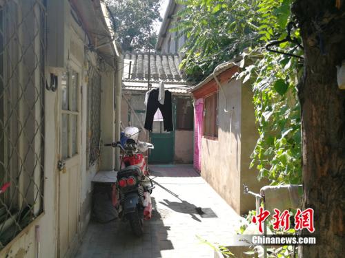 一米多寬的狹小過道里用繩子晾著衣褲。<a target='_blank' href='http://www.chinanews.com/' >中新網(wǎng)</a>記者 邱宇 攝