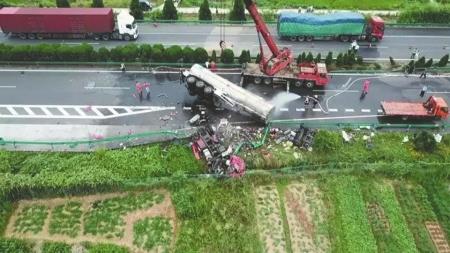 京港澳高速車禍親歷者：兩車相撞一聲巨響，我第一個(gè)爬出來(lái)