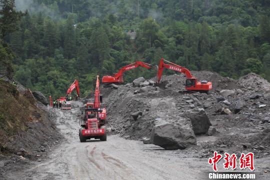 圖為該部隊多機(jī)械合作搶通道路。武警某部交通三支隊供圖