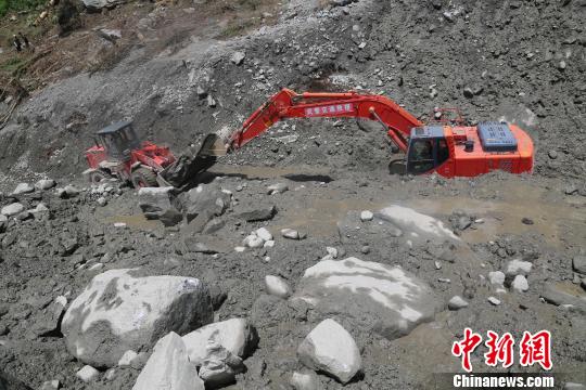 圖為該部隊多臺機(jī)械在清理石塊。武警某部交通三支隊供圖