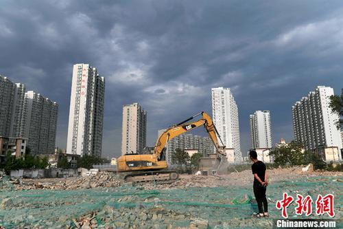 資料圖：工人操作挖掘機(jī)在太原一商品房建設(shè)工地施工作業(yè)。<a target='_blank' href='http://www.chinanews.com/'>中新社</a>記者 韋亮 攝