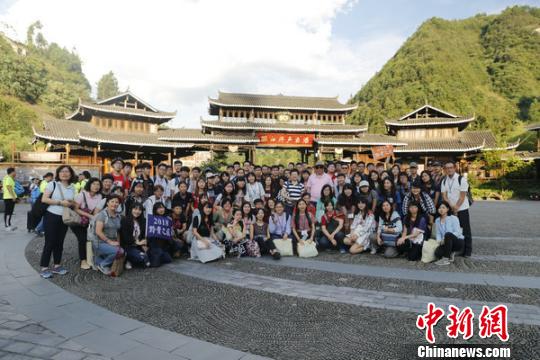 第十屆臺灣大學(xué)生研習(xí)營團員參觀雷山西江千戶苗寨。鐘欣 攝