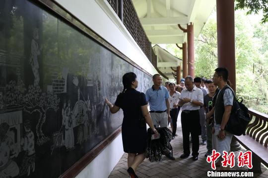 6月17日，海峽兩岸媒體采訪團(tuán)在客家藝術(shù)長(zhǎng)廊尋訪客家飲食、服飾、節(jié)慶習(xí)俗等文化?！〗?攝