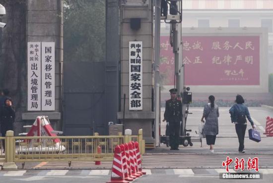 資料圖：國(guó)家移民管理局由公安部管理，加掛中華人民共和國(guó)出入境管理局牌子。<a target='_blank' href='http://www.chinanews.com/'>中新社</a>記者 賈天勇 攝