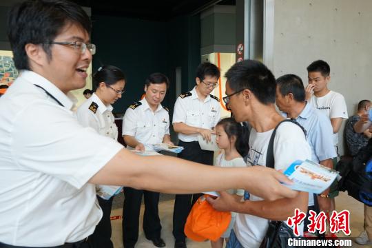 上海海關(guān)食品安全宣傳周主題日活動聚焦進(jìn)出口食品安全監(jiān)管，國境口岸食品安全監(jiān)管和保障國門生物安全?！≤窡?攝