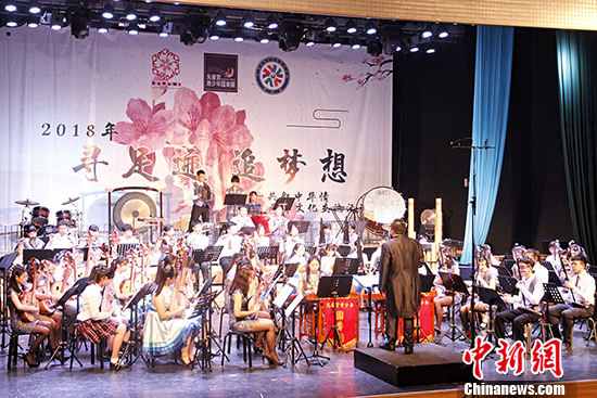 兩岸樂團(tuán)同臺演奏《花好月圓》。 <a target='_blank' href='http://www.chinanews.com/'>中新社</a>記者 陳小愿 攝