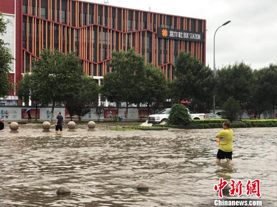 圖為24日上午河北廊坊市區(qū)街頭積水嚴重。　宋敏濤 攝