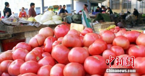 資料圖：市某農貿市場里頭里出售的西紅柿。