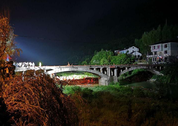 浙江致8死垮塌廊橋新建僅2年 官方:招投標程序正規(guī)