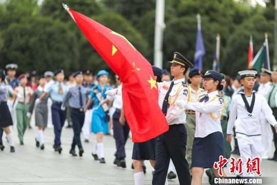 “相聚國旗下”活動現(xiàn)場圖。賀俊怡 攝