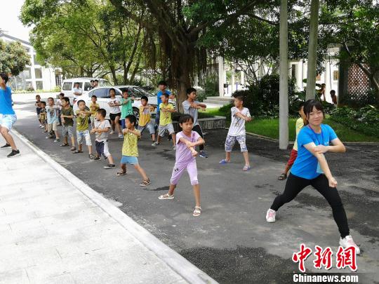 參與“華師燈塔”暨“孔子行腳”兩岸大學(xué)生暑期社會實踐活動的兩岸大學(xué)生在廣州從化西塘村支教。郭軍 攝