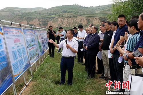 8月7日，歐美同學(xué)會(中國留學(xué)人員聯(lián)誼會)“海歸專家脫貧攻堅服務(wù)團(tuán)”40余位專家深入甘肅省定西市渭源縣北寨鎮(zhèn)，詳細(xì)考察當(dāng)?shù)胤鲐氻椖块_展情況。圖為服務(wù)團(tuán)在北寨鎮(zhèn)鄭家川村鑫大地春公司東西部協(xié)作扶持蔬菜產(chǎn)業(yè)發(fā)展示范基地。<a target='_blank' href='http://www.chinanews.com/'>中新社</a>記者 付強 攝