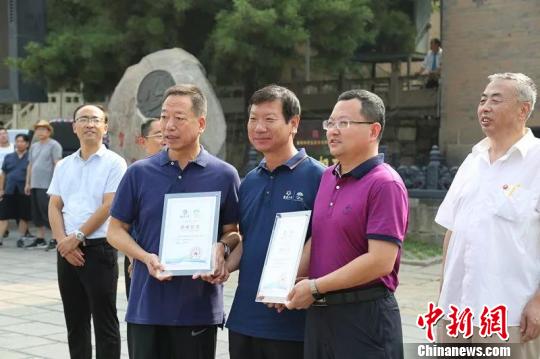 活動中，陽城縣統(tǒng)戰(zhàn)部和僑聯(lián)向華裔青少年展示陽城獨特的文化。　白軍社 攝